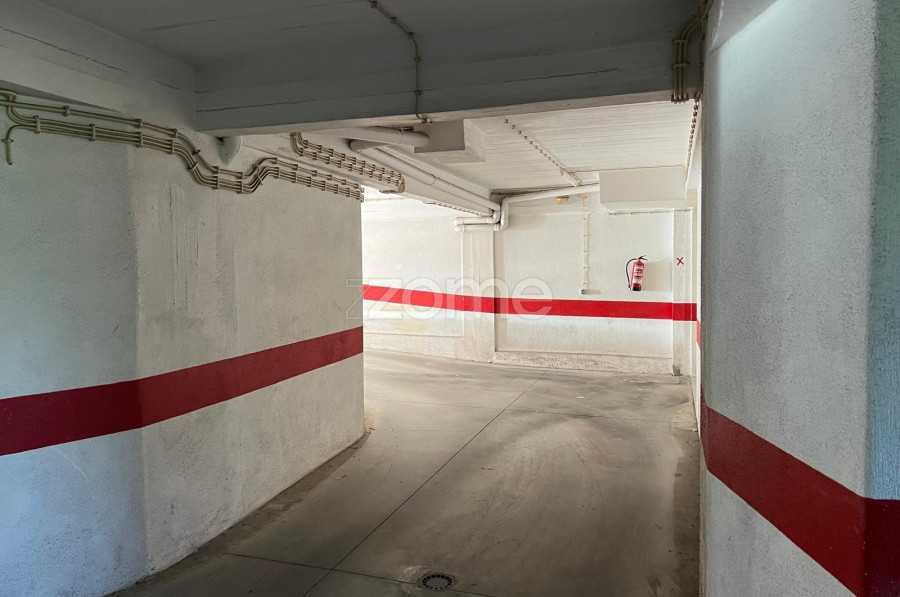 Arrenda-se Garagem (Box) com Luz natural - Queluz