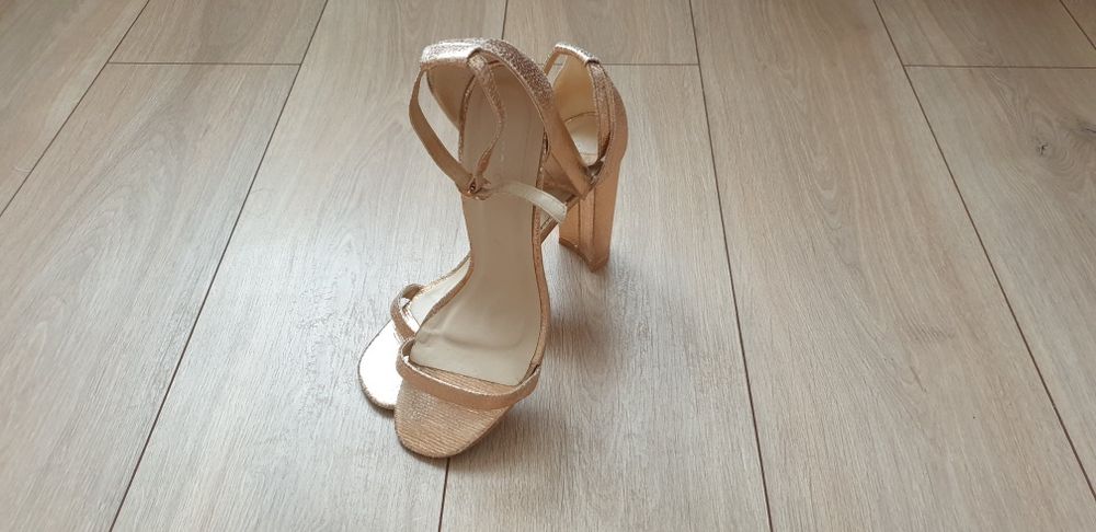 Złote buty na obcasie 40