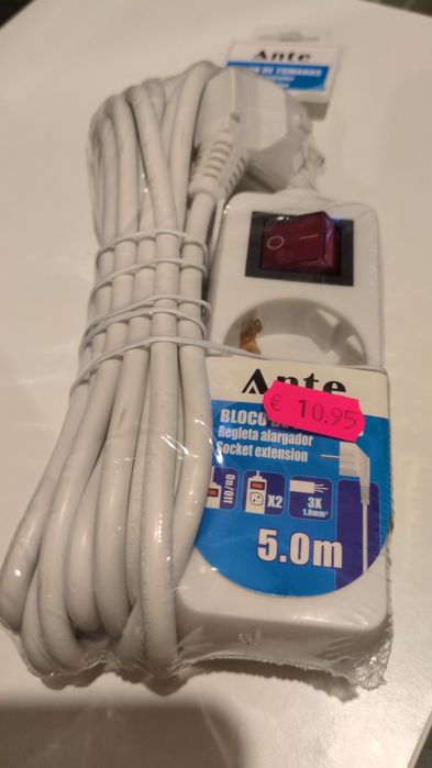 Tomada elétrica nova
