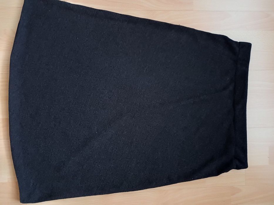 Czarna spódniczka z dzianiny