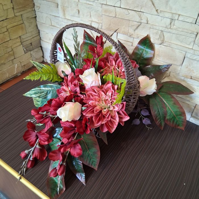 Kompozycja kwiatowa stroik okolicznościowy w koszyku nagrobny