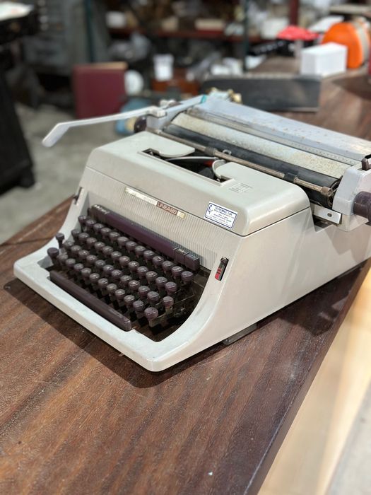 Máquina de Escrever Profissional Olivetti Linea 88