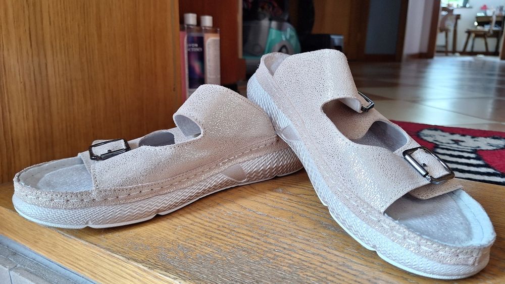 Klapki skórzane z klamerkami