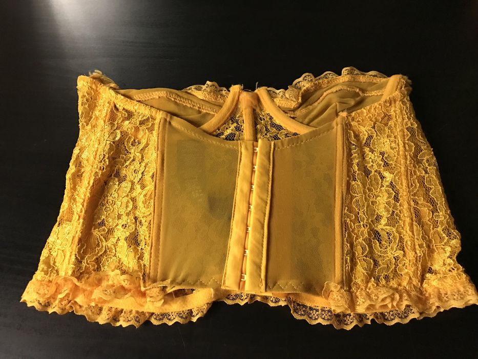 Помаранчевий корсет.