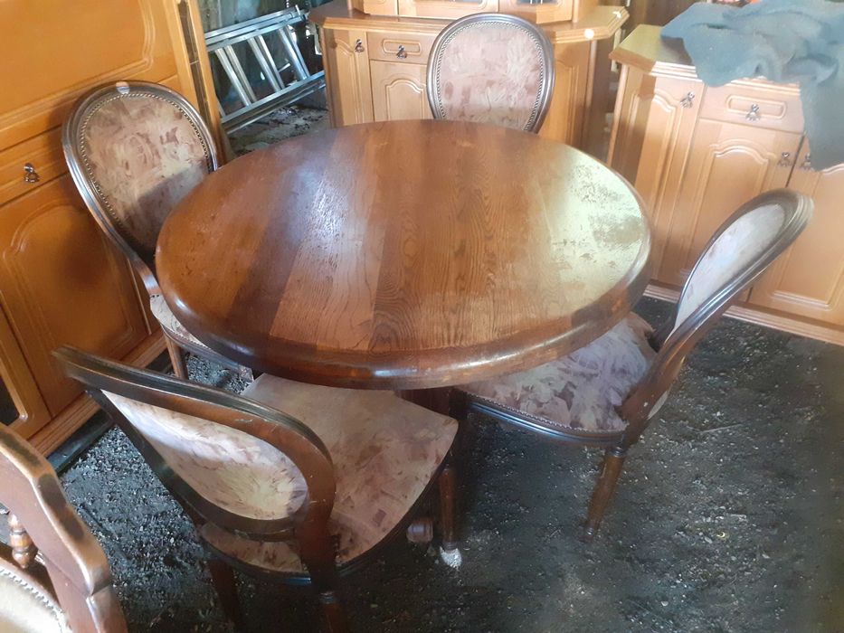 sprzedam piekny stol drewniany z 4 krzeslami