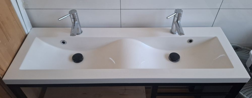 Umywalka ceramiczna dwukomorowa z kranami