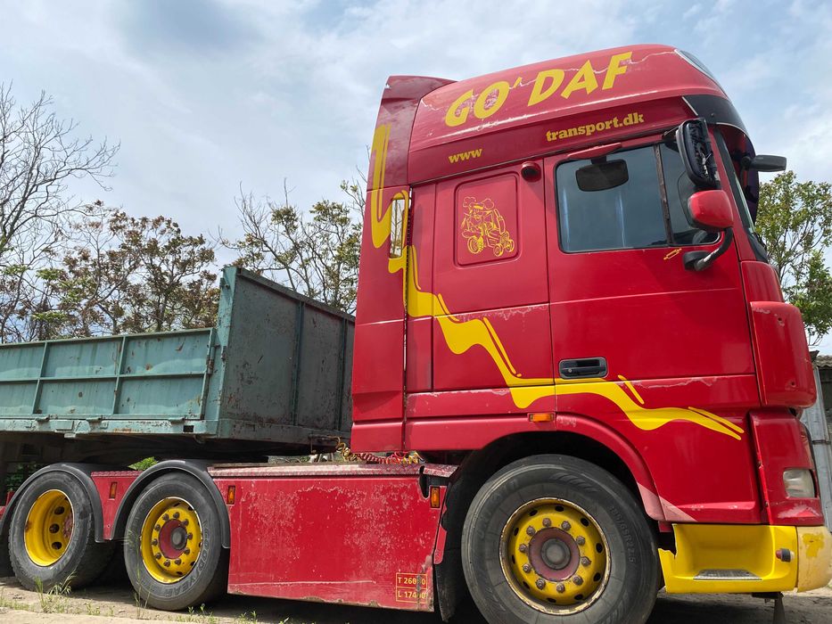 Вантажний сідловий тягач DAF XF 105.510 з двома вантажними осями