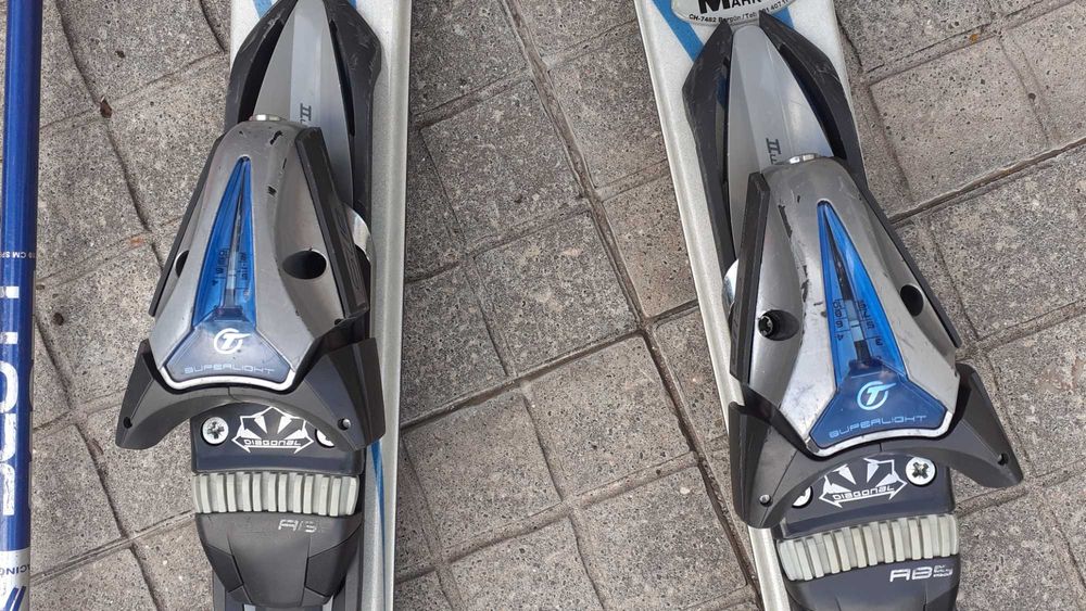 Conjunto de skis, botas e bastoes de ski