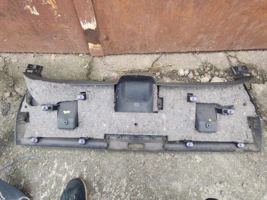 Продам пластик, обшивка кришки багажника peugeot 3008