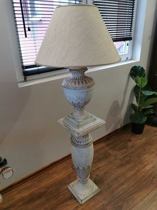 Lampa stojąca z gzymsem