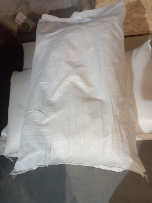 Мішки з під цукру.