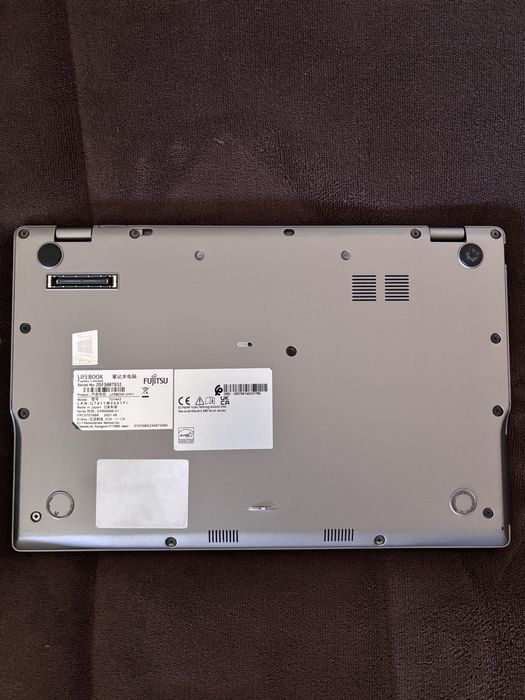 Portatil Fujitsu LIFEBOOK U7411