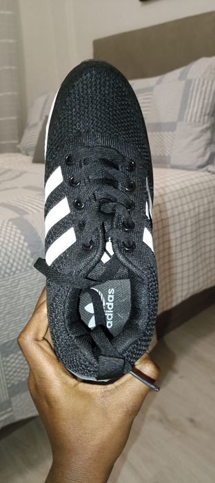 Dois tênis da adidas pretos
