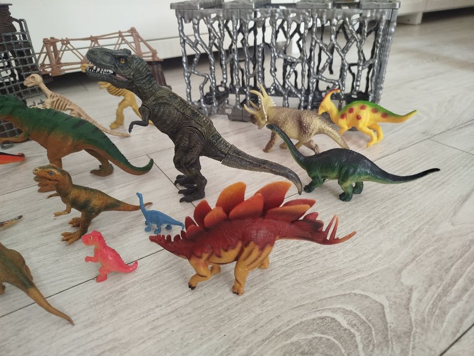 Dinozaury 15 szt  , zestaw z klatką i mostkiem