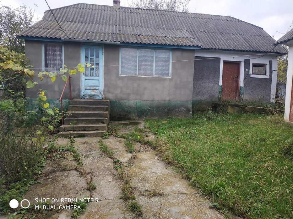 Будинок з великою земельною ділянкою