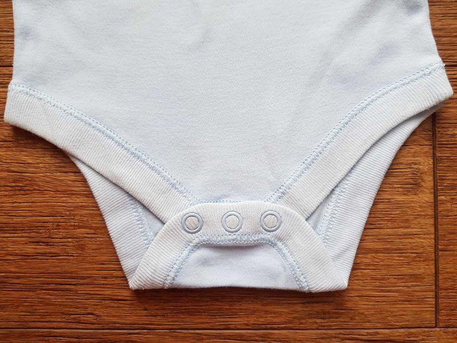 Cherokee – niebieskie bawełniane body z krótkim rękawem rozm. 56