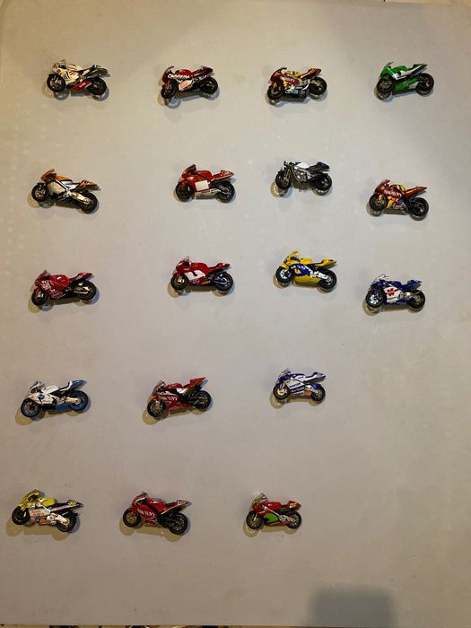 Motos para colecionar de dois tamanhos diferentes