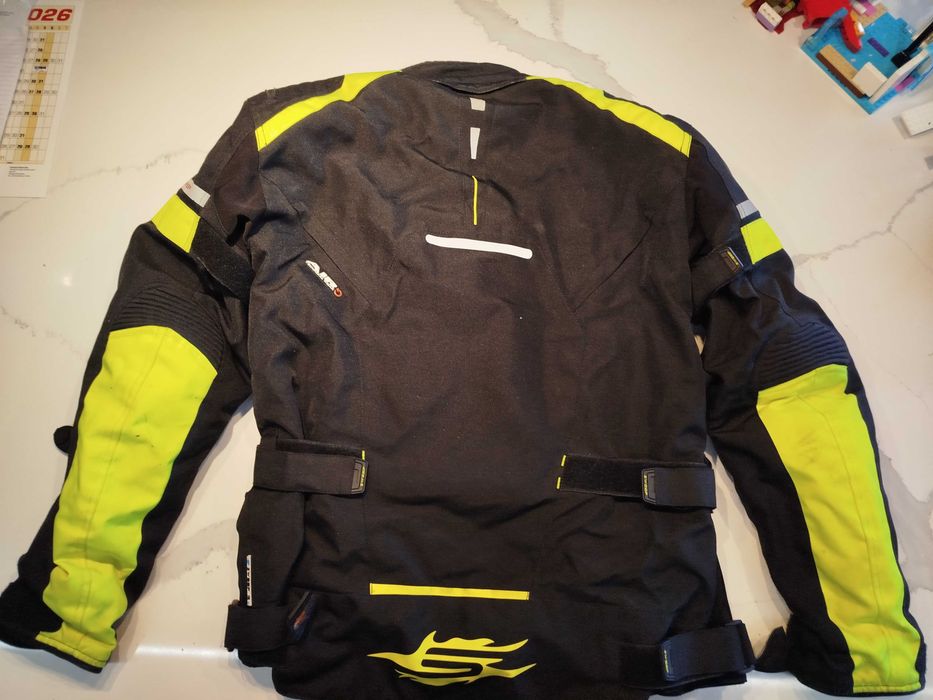 Casacos de mota Sweep, Casa das Peles