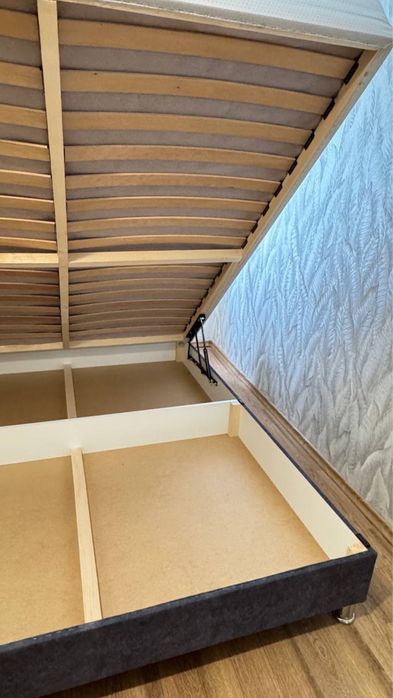 Ліжко двуспальне.