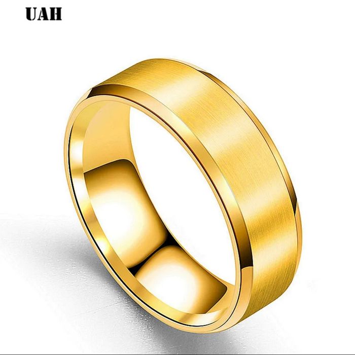 Fio a lágrima e brincos iguais, alianças de comprimisso