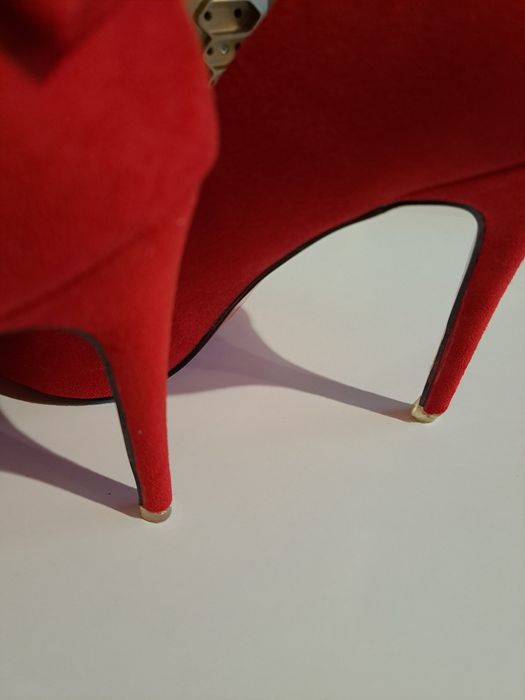 Czerwone buty na obcasie.