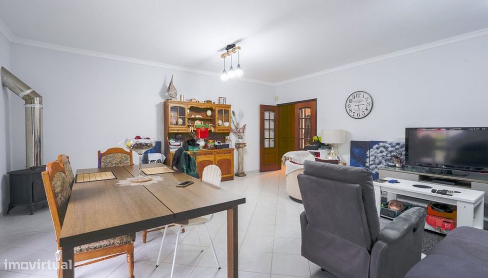 Amplo apartamento T3, com terraço, à venda em Quarteira, Algarve