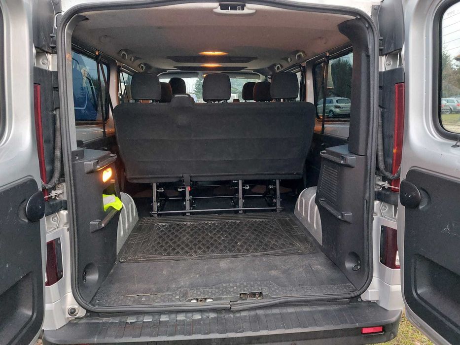 Wypożyczalnia Samochodów Busów osobowych dla niepełnosprawnych winda