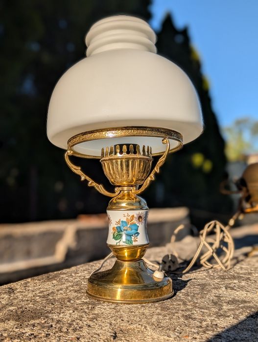 Urocza Lampka Nocna w Stylu Retro z Kwiatowym Motywem