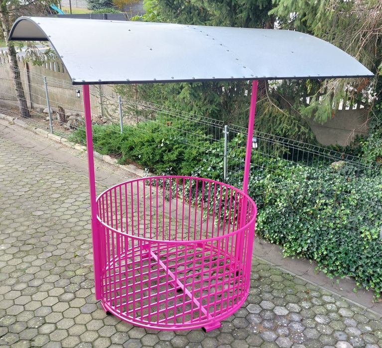 Otwierany paśnik na siano z dnem i zadaszeniem