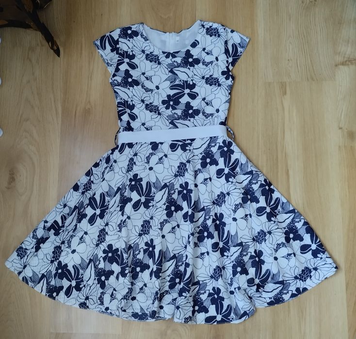 Sukienka biało-granatowa