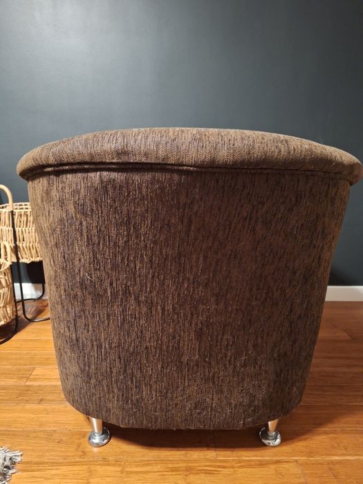 Brązowy fotel klubowy