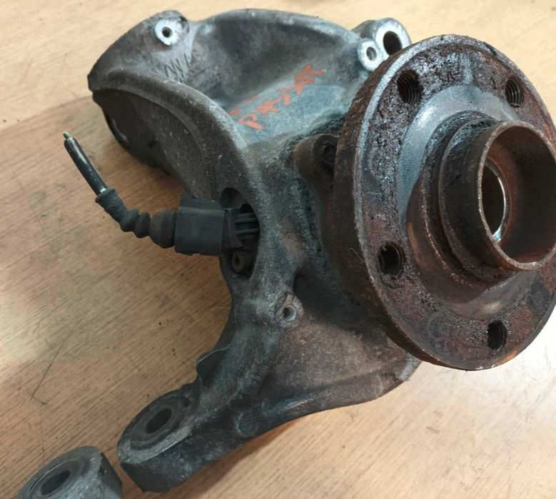 Zwrotnica piasta czujnik przód przednia prawa VW Passat CC B6 B7