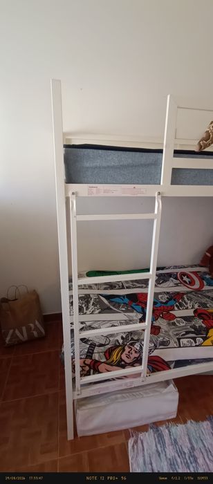 Cama beliche branca com 2 colchões praticamente nova