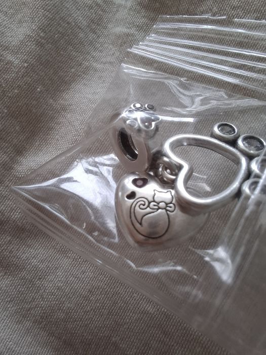 Piękny charms kotek łapka do zawieszek typu Apart, Pandora etc
