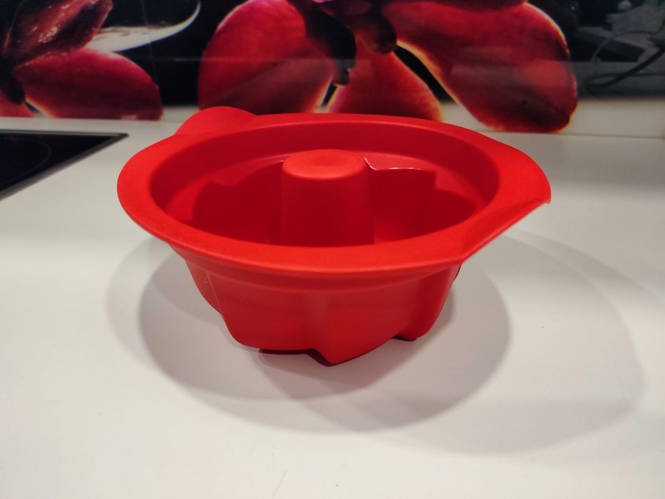 Forma, foremka Babka do pieczenia z silikonu Tupperware czerwona