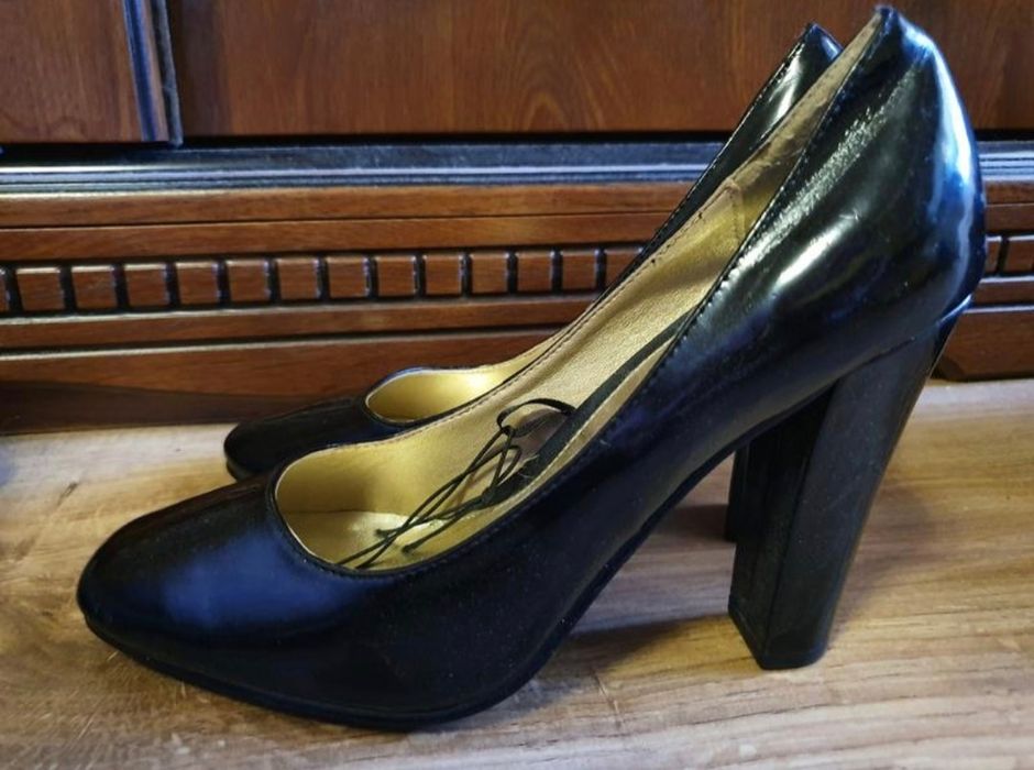 Туфлі лакові  НОВІ 39 розмір