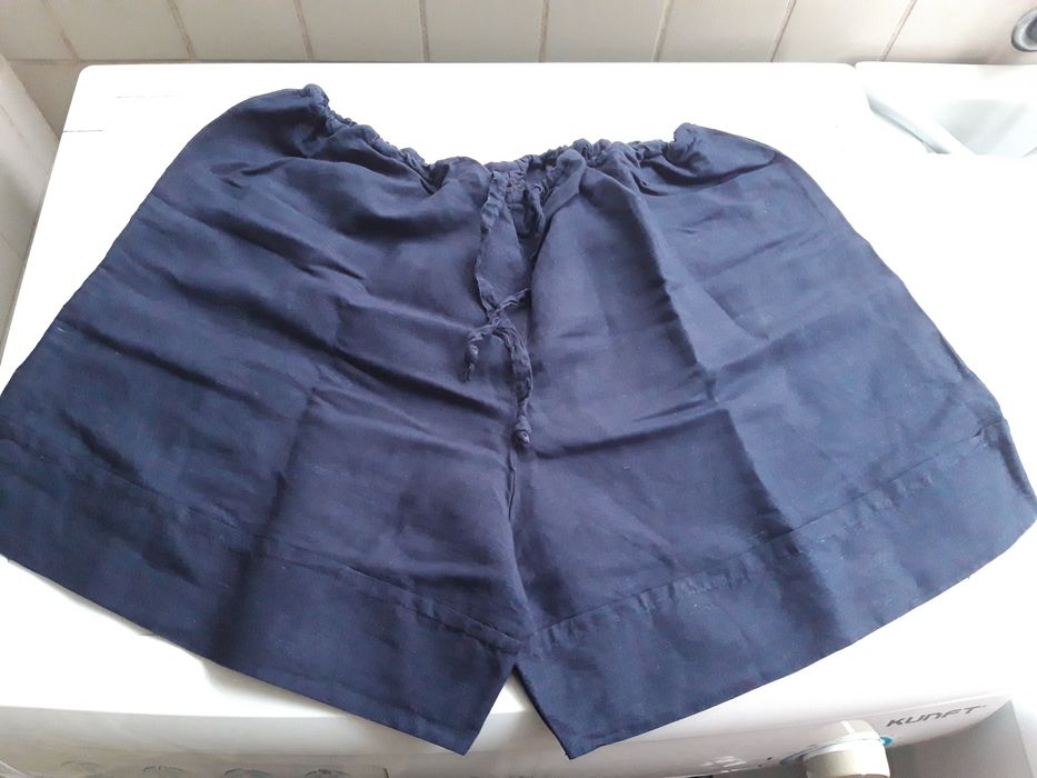 Calções curtos, lisos, de cor azul escuro (M)