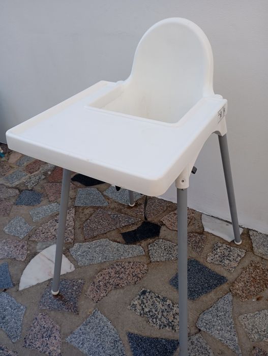 Mesa de comida com um banquinho.