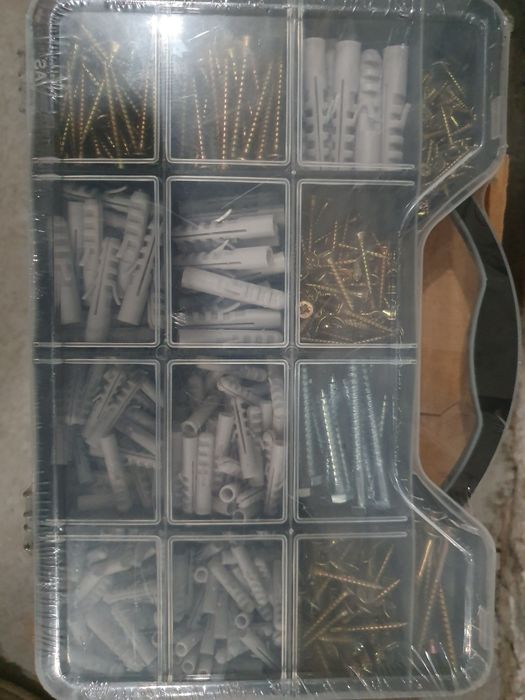 Zestaw wkrętów i kołków