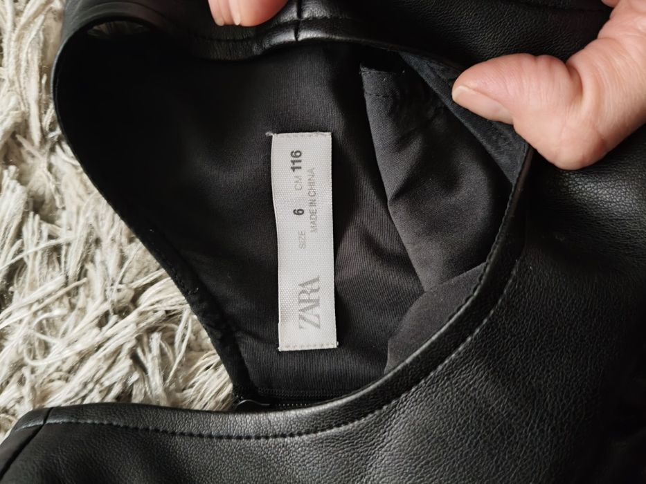 Чорний шкіряний сарафан Zara