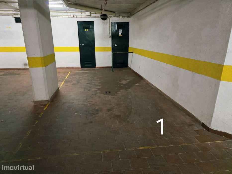 Lugares de estacionamento - garagem na Estrada da Luz 106, Laranjeiras