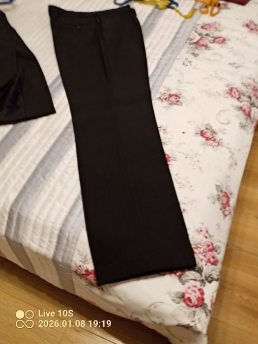 Brązowy garnitur z kamizelką  45/%wełny i 55% elana . By