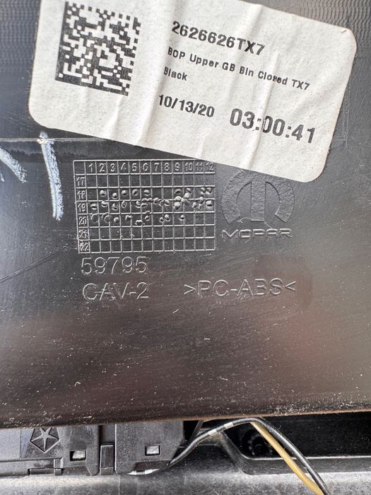 SCHOWEK PASAŻERA GÓRNY RAM 1500 GEN 5