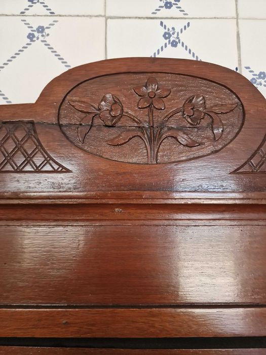 Móvel antigo tipo cómoda