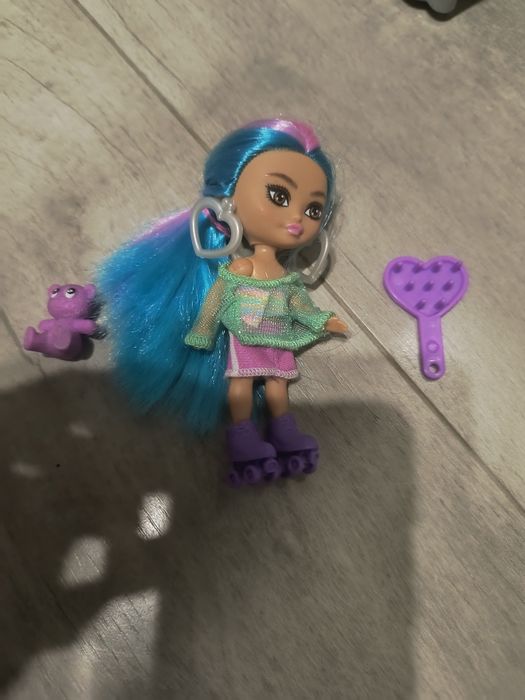 Barbie Extra Mini Minis z tęczowymi włosami + akcesoria
