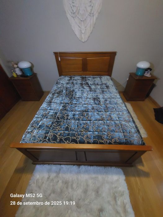 Cama em madeira sólida de carvalho