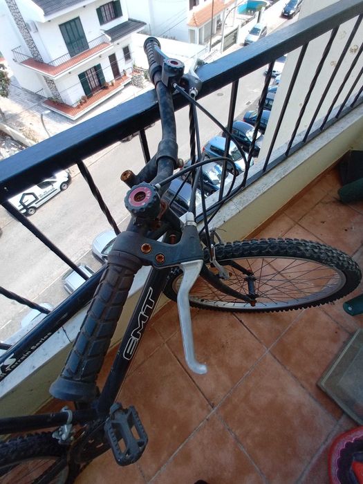 Bicicleta EMT preta de adulto