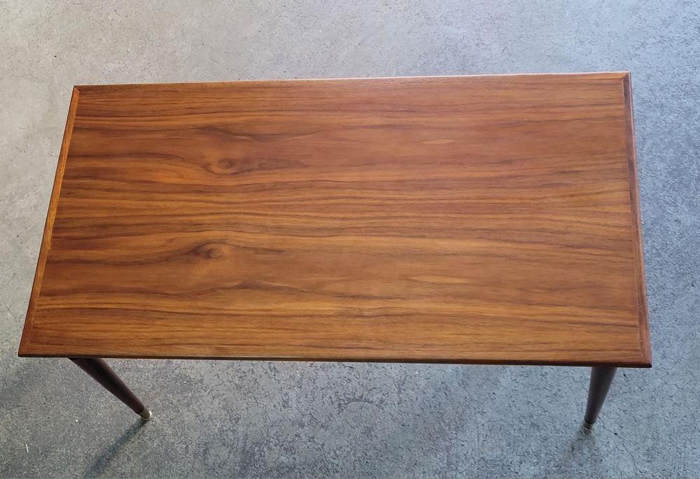 Mesa de apoio com tampo em nogueira