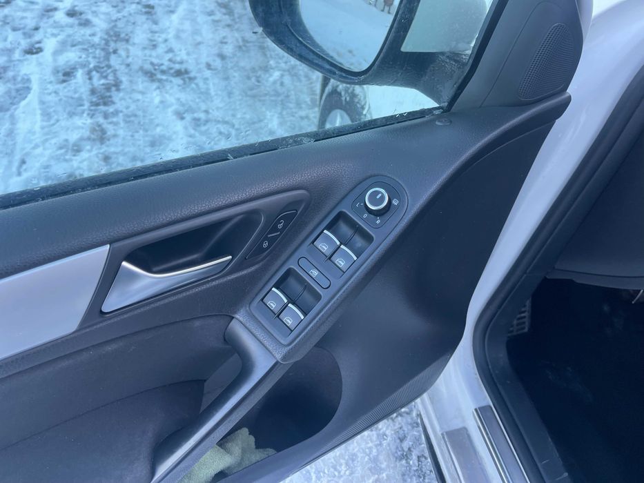 Volkswagen Golf VI   2011г