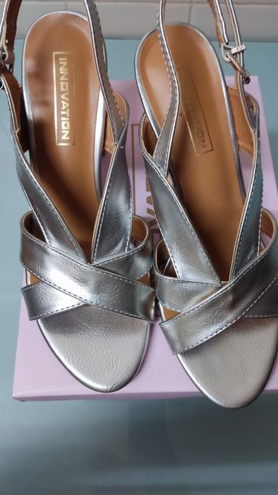 Sandálias prateadas Novas